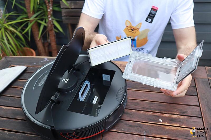 Der mobile Staubbehälter des Roborock S7 MaxV Ultra wird in den Händen gehalten.